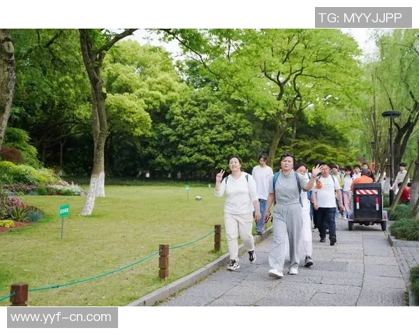 杭州女足举办环西湖步行活动，全程八公里